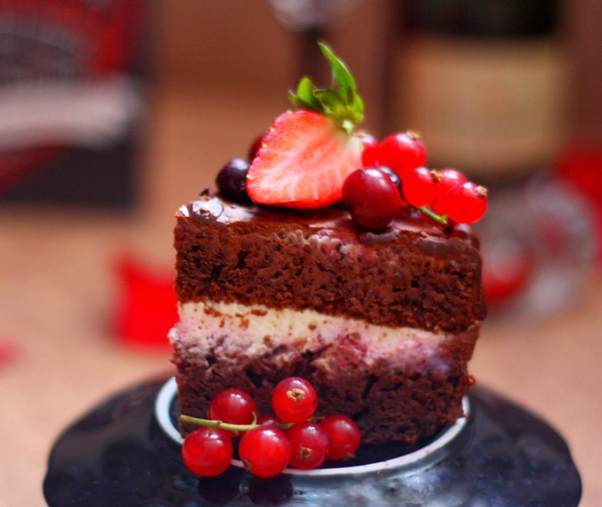 Торт бисквитный с ягодами и шоколадом