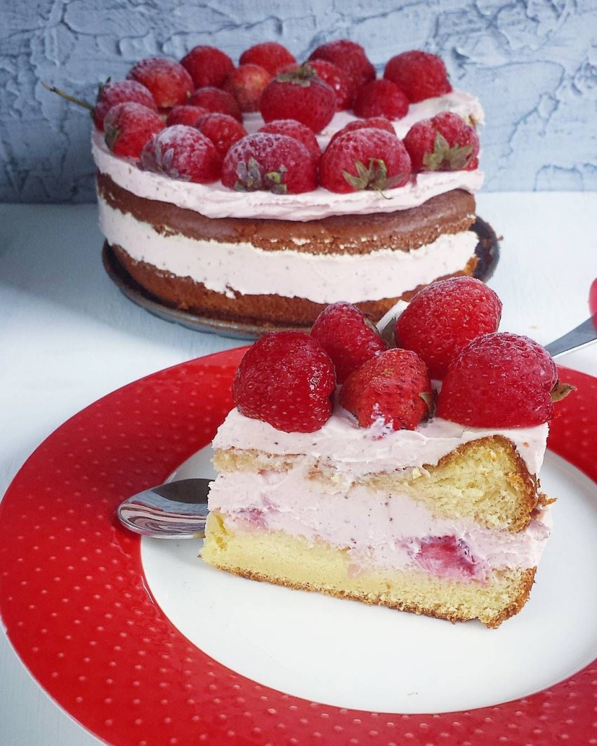 Клубничный торт с творожным кремом