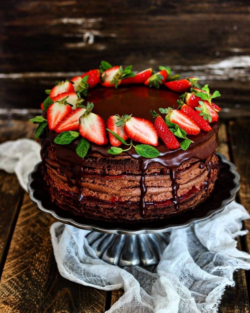 Шоколадный торт с клубникой