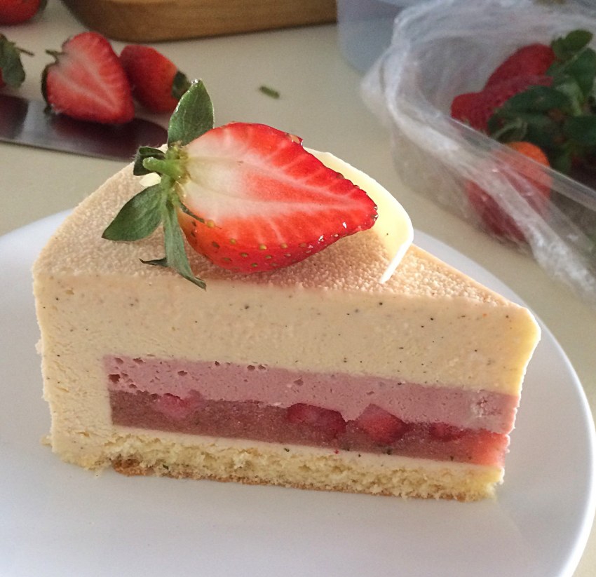 Торт муссовый клубничный чизкейк