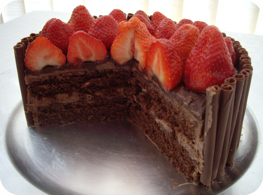Шоколадный торт с клубникой