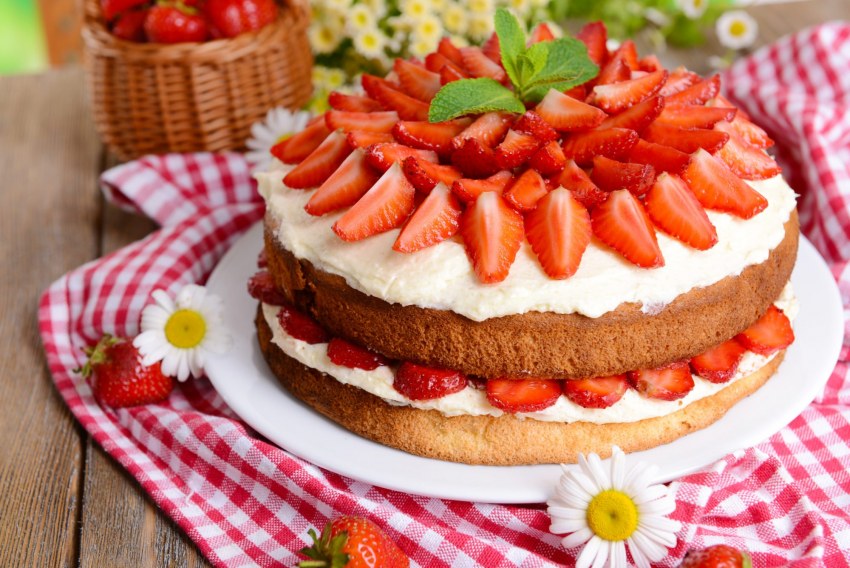 Бисквитный торт с клубникой