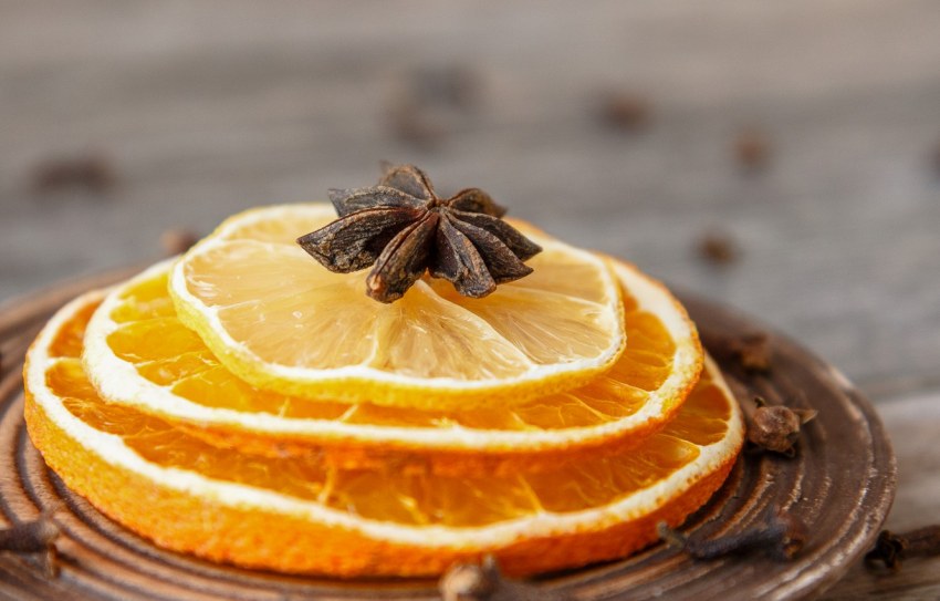 Апельсин утыканный гвоздикой