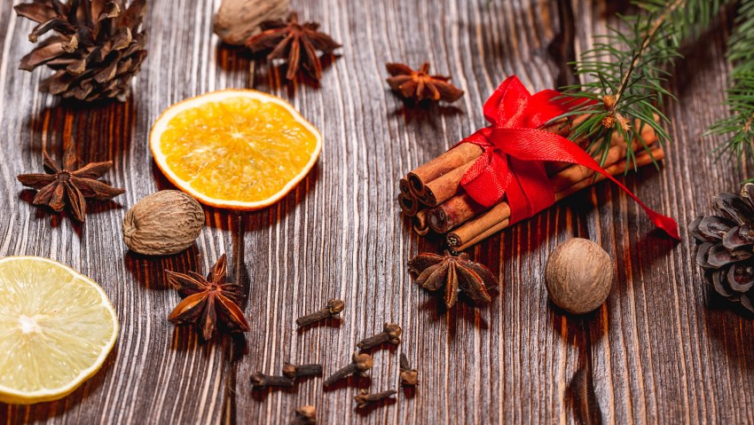 Корица и апельсин и пихта