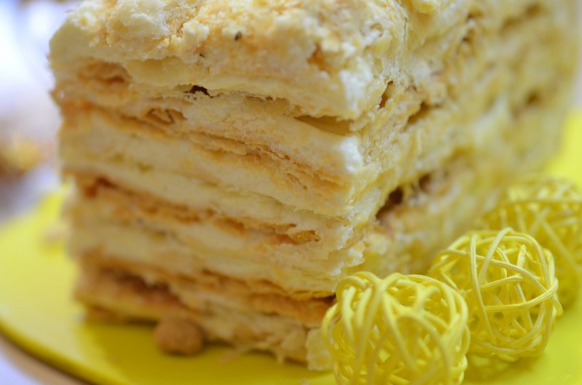 Торт на сковороде из наливных коржей