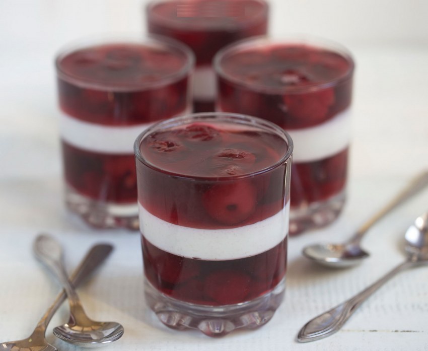 Вишнево-йогуртовое желе