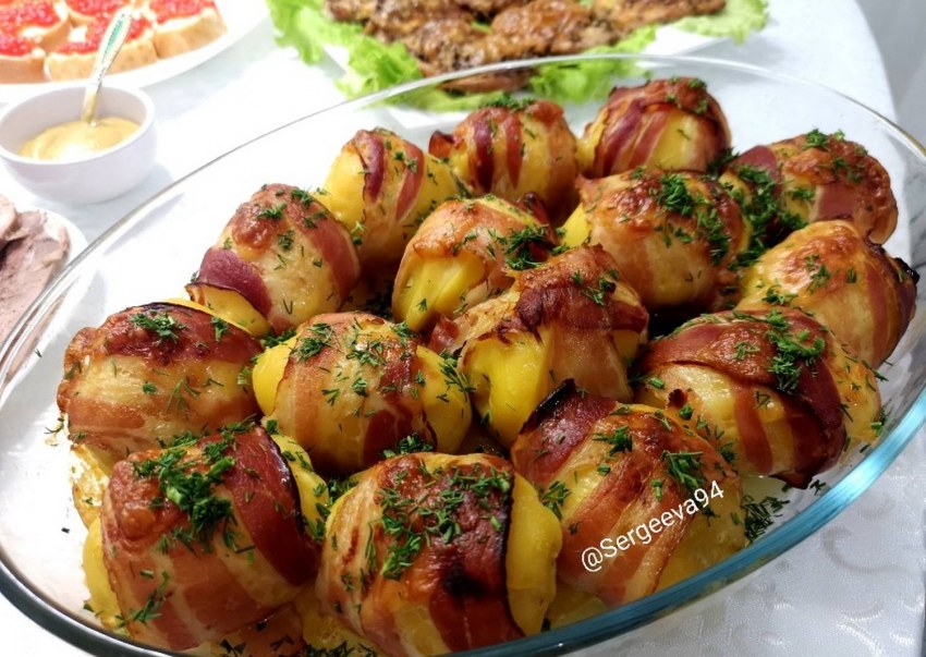 Картошка с беконом в духовке