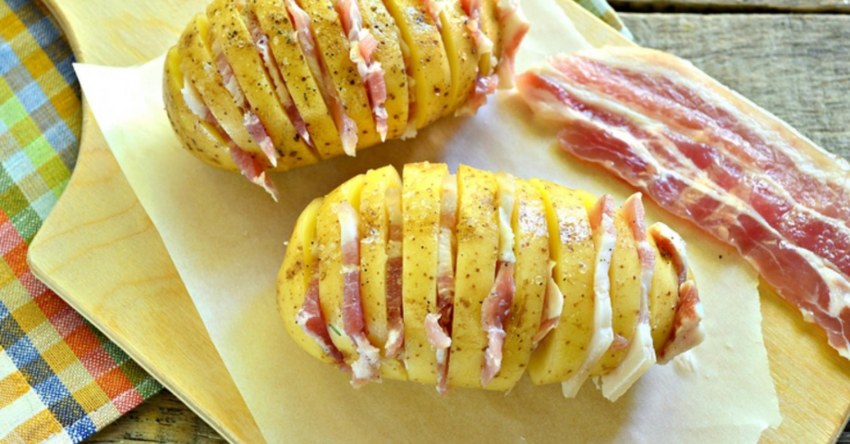 Картофельный рулет с сыром и беконом