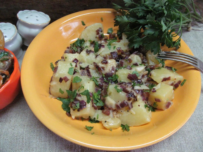 Молодой картофель под сметанным соусом.