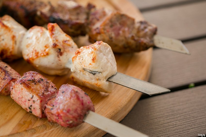 Картошка с беконом в фольге на углях