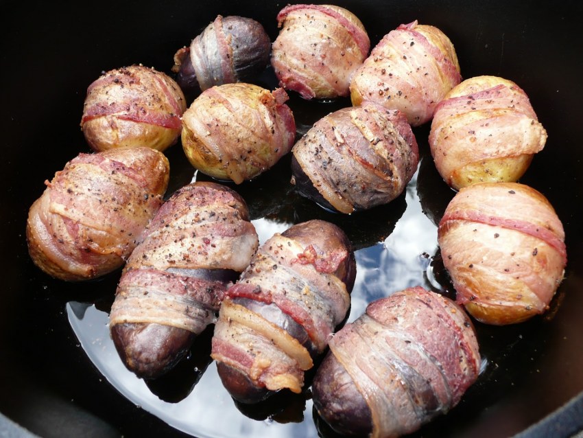 Картофель гармошка с беконом и сыром на сковороде