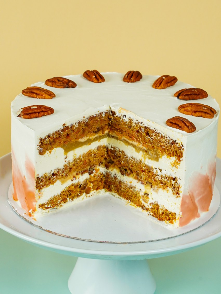 Украшение морковного торта с текстом