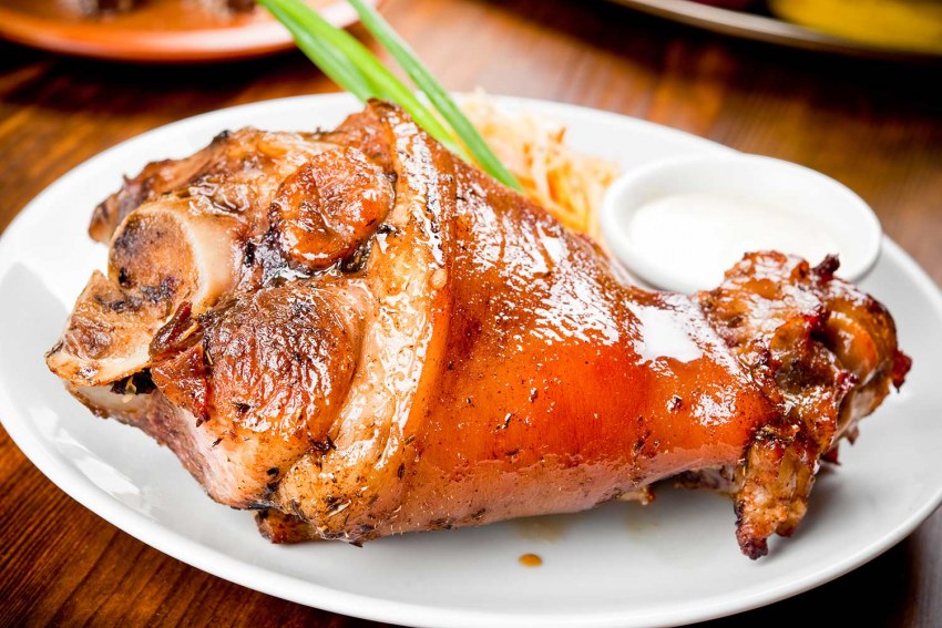 Рулька запеченная