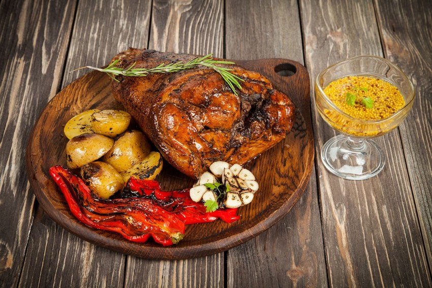 Свиная рулька в духовке в меду