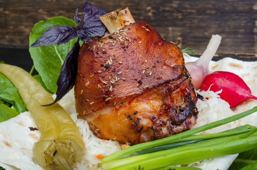 Айсбан свиная рулька