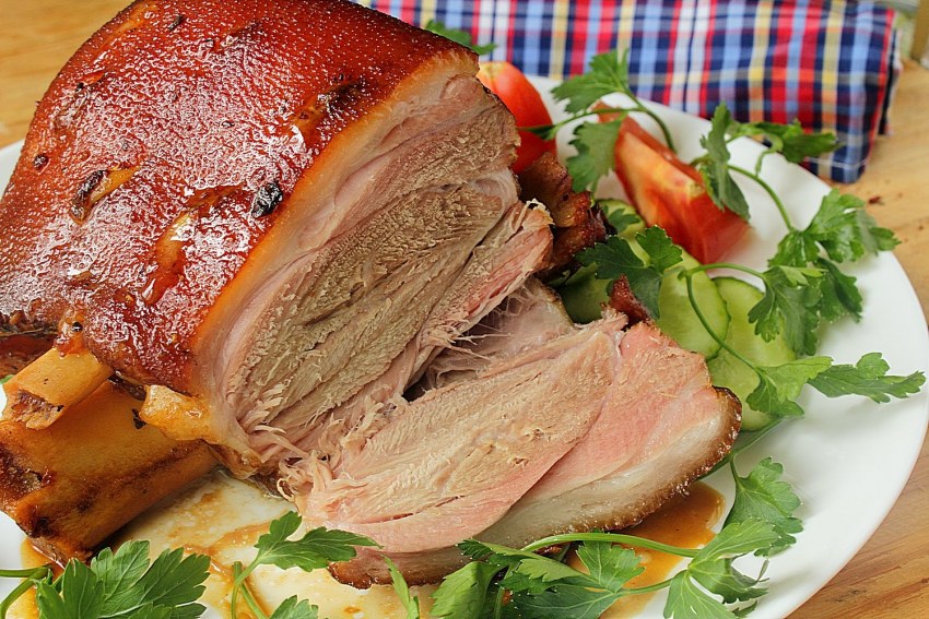 Свиная рулька нашпиговать