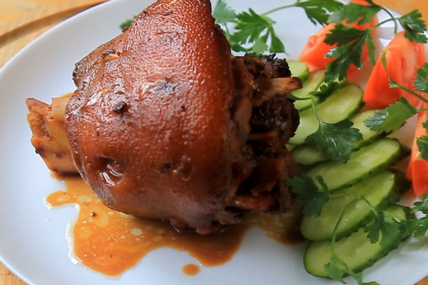 Мясная рулька запеченная в духовке