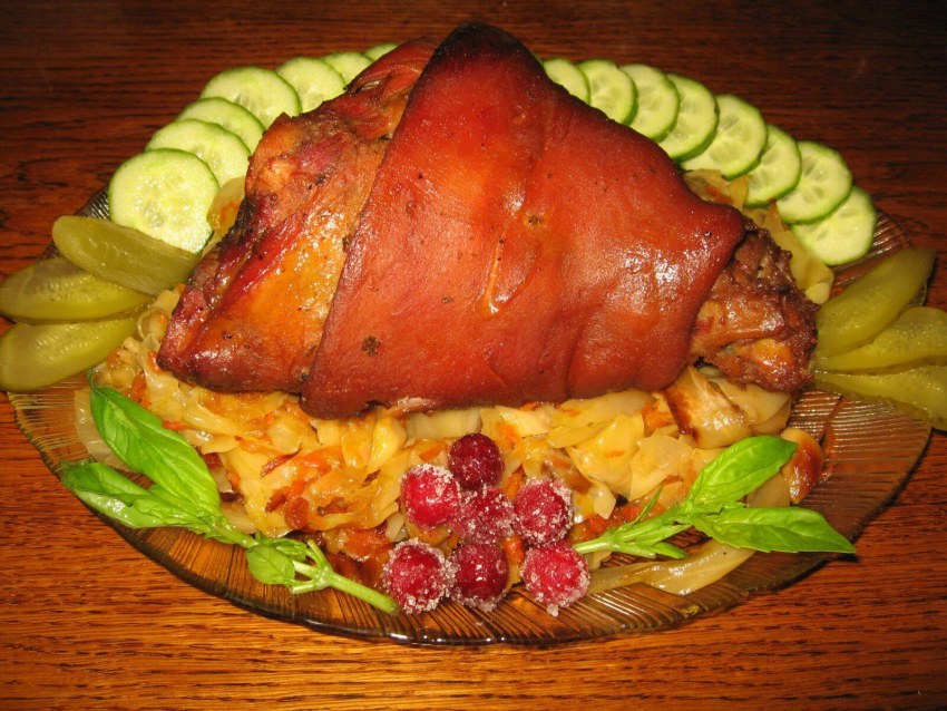 Рулька свиная запеченная подача