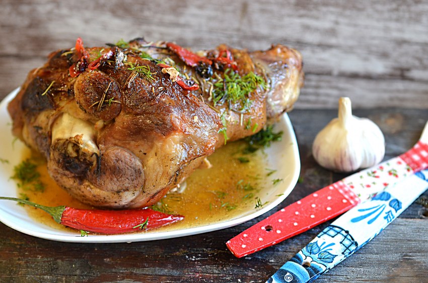 Рулька свиная запеченная в рукаве