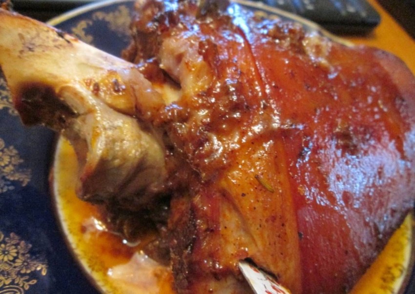 Рулька в медово-горчичном соусе