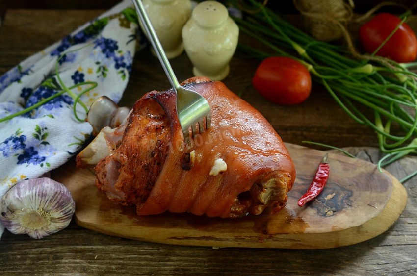 Рулька свиная копченая