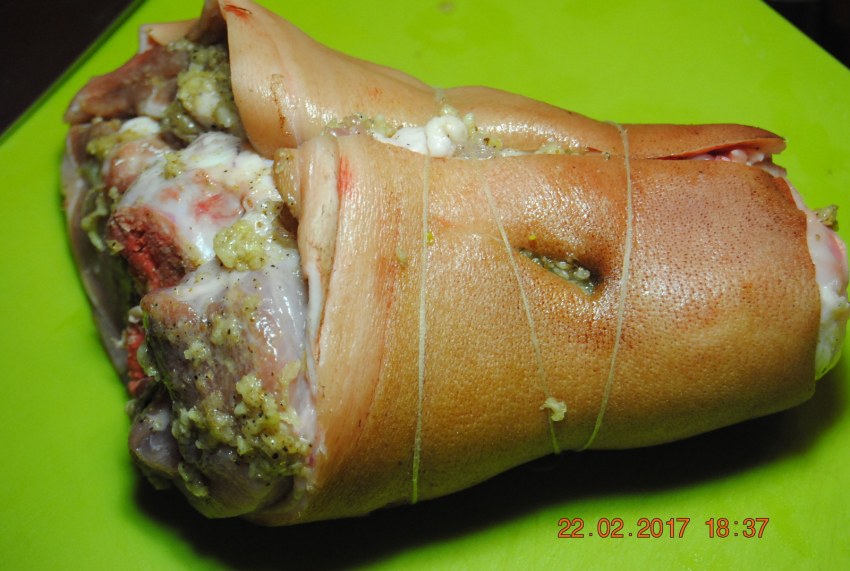 Запеченная рулька на природе