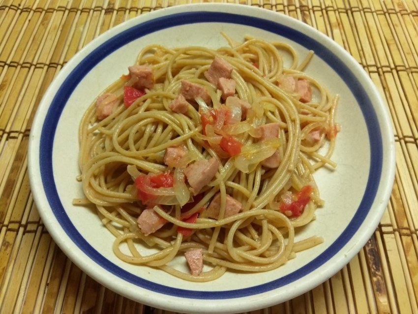 Макароны карбонара с колбасой