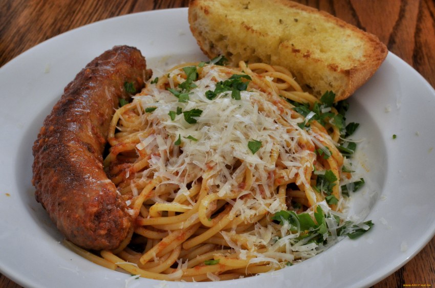 Спагетти с колбасками по баварски