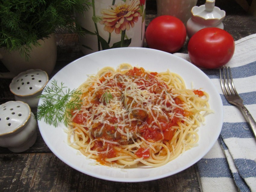 Макароны с сосисками в томатном соусе