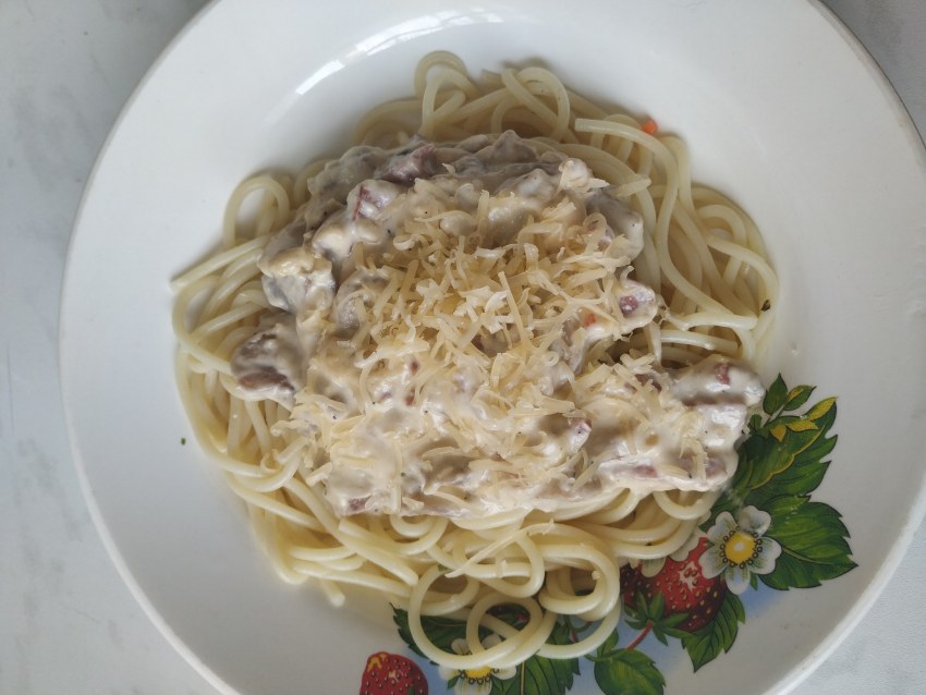 Спагетти с сыром и помидорами