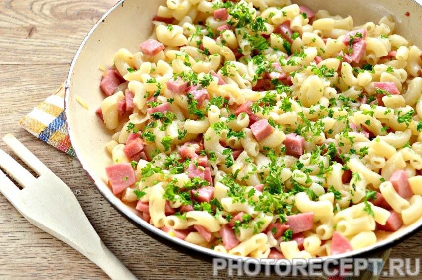Макароны с сыром и колбасой