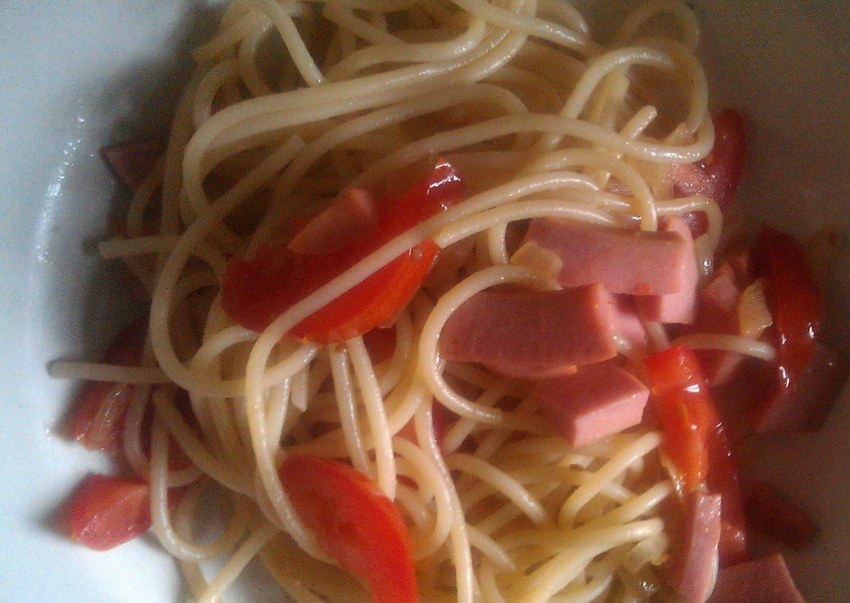 Макароны в кетчупе с колбаской