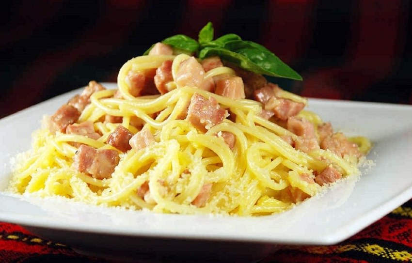 Макароны с колбасой и овощами на сковороде