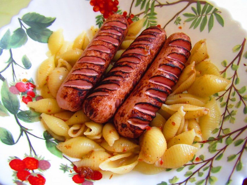 Жареная колбаса с макаронами