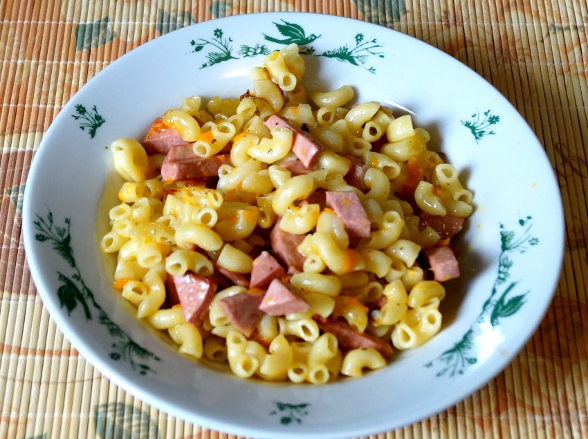 Макароны с сыром и колбасой