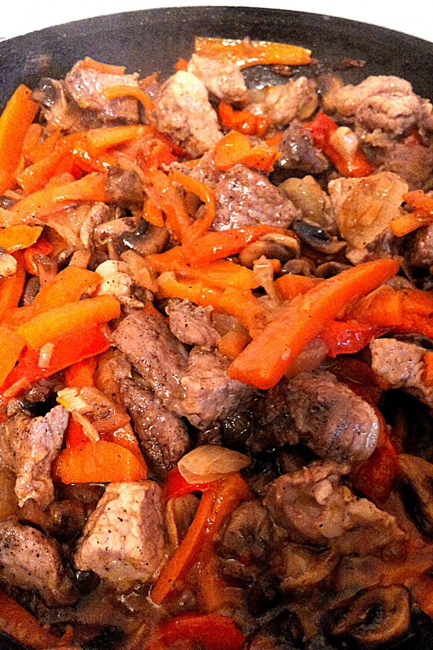 Мясо с овощами и грибами