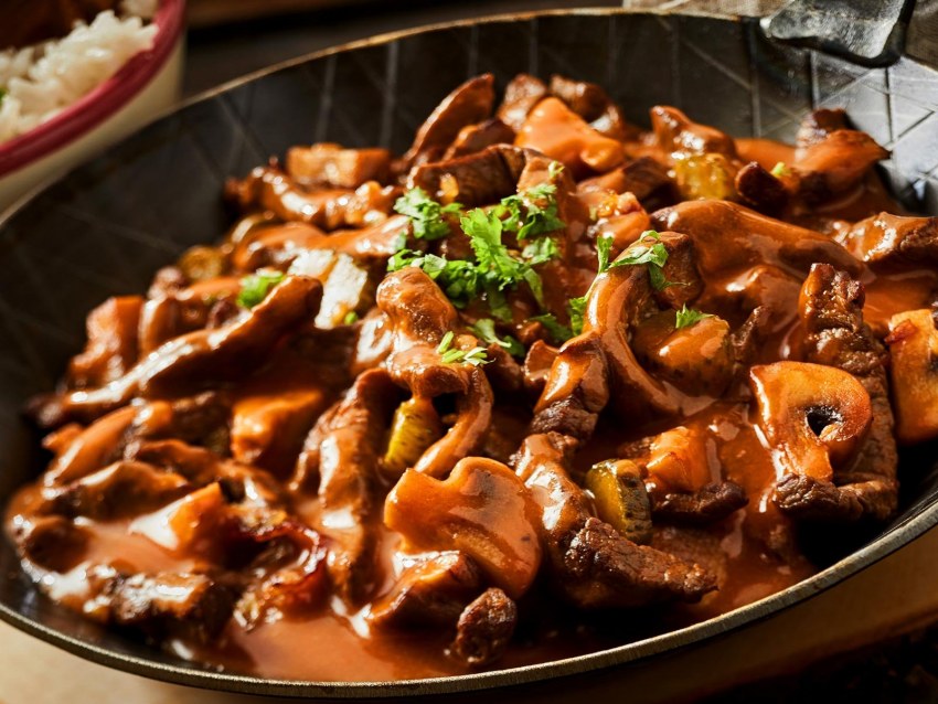 Гуляш с говядиной и грибами