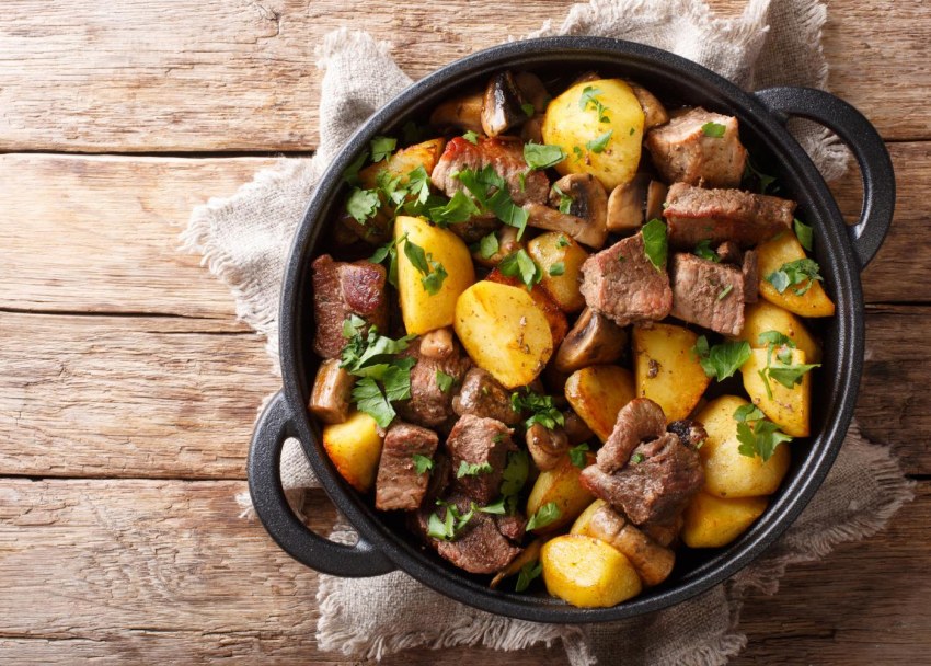 Жаркое со свининой и грибами