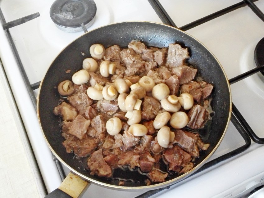 Говядина с шампиньонами на сковороде
