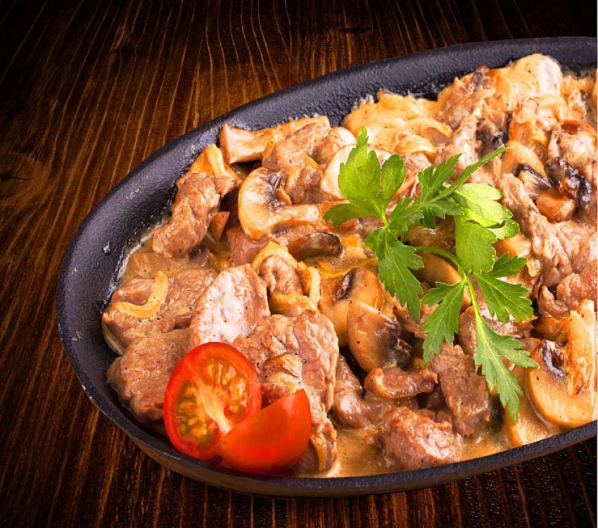 Говядина с грибами в сливочном соусе