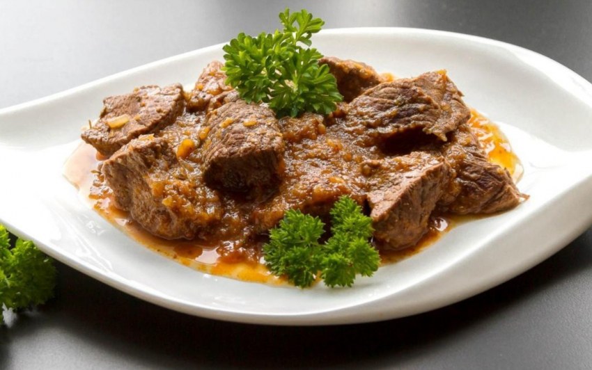 Мясо с грибами в сметанном соусе