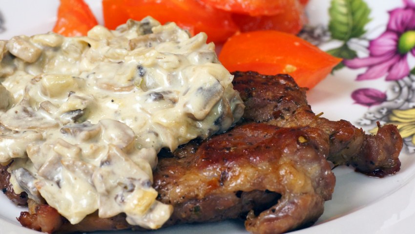 Говядина, тушеная в сметанном соусе