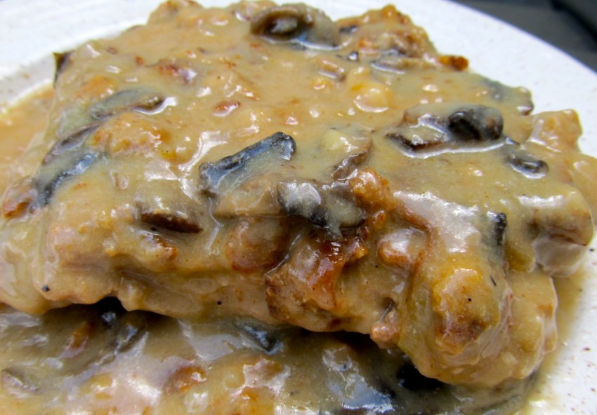 Гуляш из курицы с грибами с подливкой