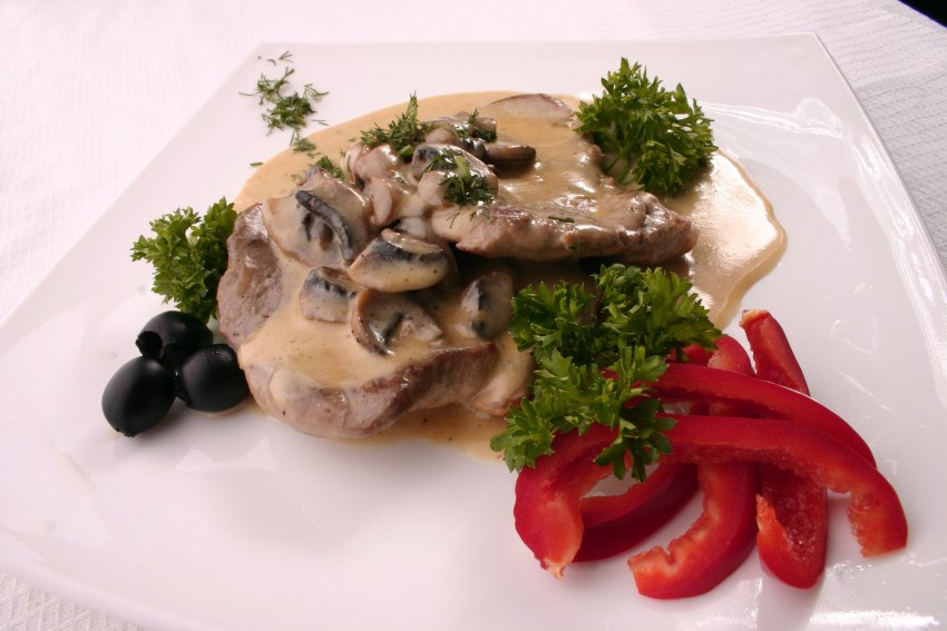 Бефстроганов с грибами в сливочном соусе