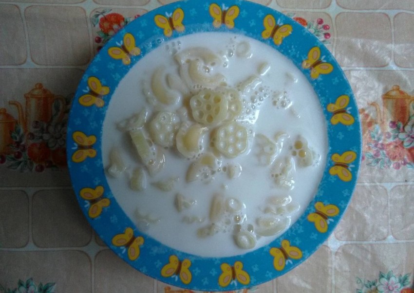 Молочный суп на белом фоне