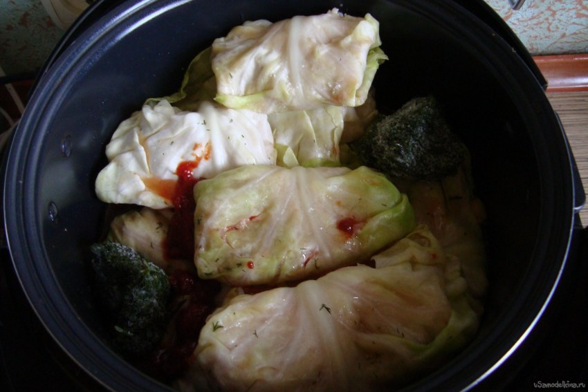 Голубцы в кастрюле на плите