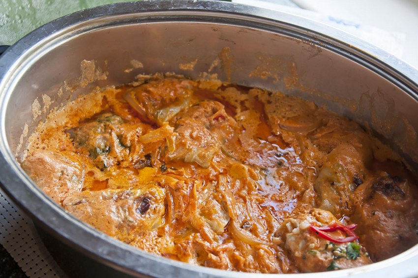 Голубцы в кастрюле на плите