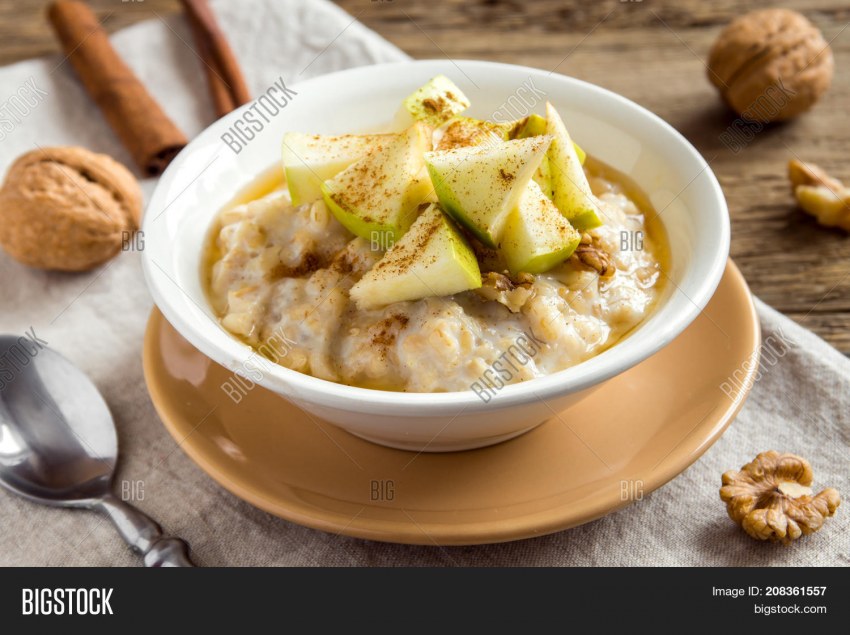 Овсяная каша с яблоком и орехами