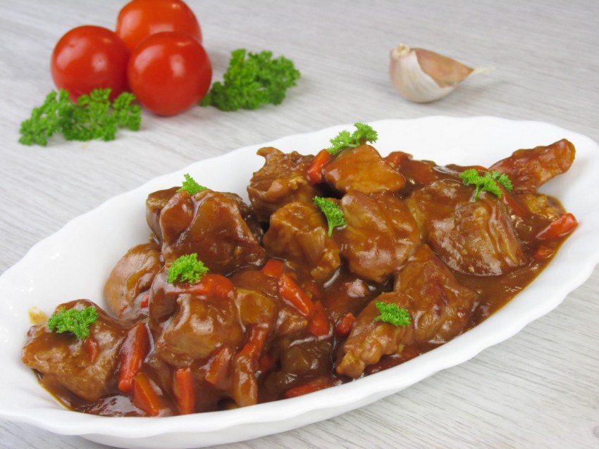 Гуляш с фаршем