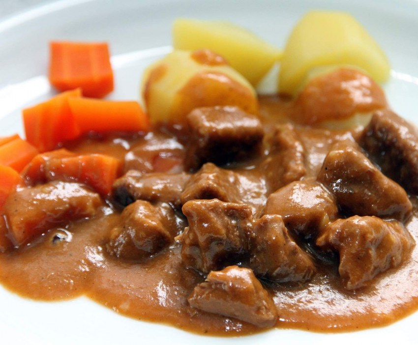 Гуляш с картошкой и кабачками